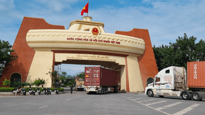 Xe hàng làm thủ tục tại Cửa khẩu Quốc tế Lao Bảo